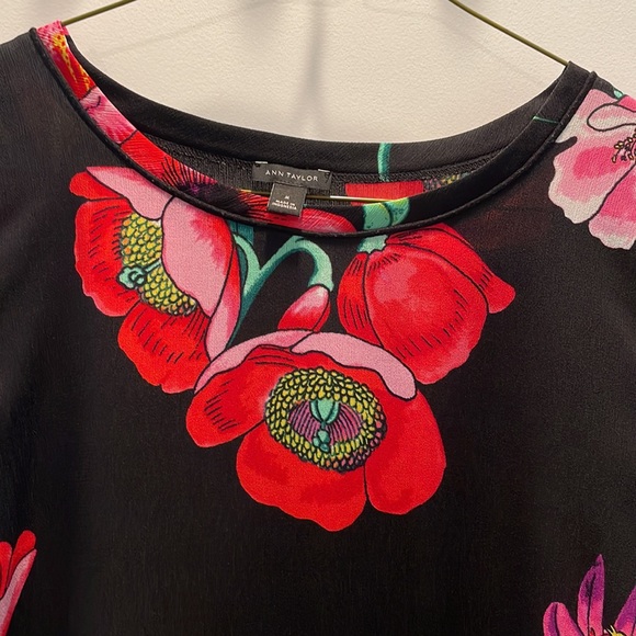 Ann Taylor Light weight floral poppy blouse Black with red pink flowers - Picture 2 of 6
